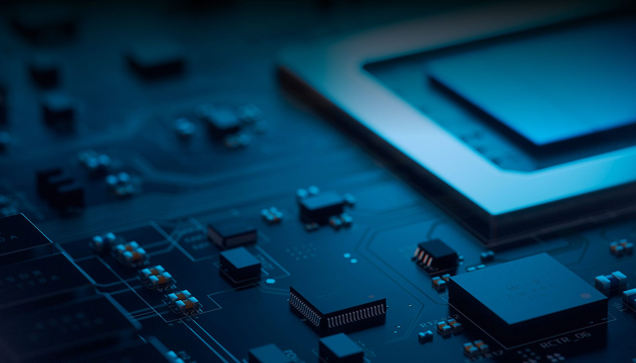 Nahaufnahme einer modernen Computer-Platine und Microchip-Prozessor